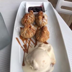 Wanton de Queso y Dulce de Leche con Helado