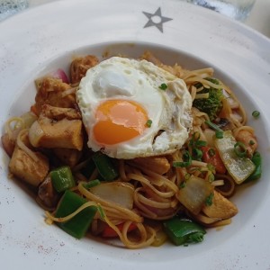 Pad Kee Mao de Pollo