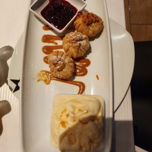 Wanton de Queso y Dulce de Leche con Helado