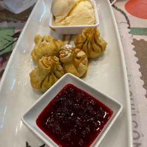 Wanton de Queso y Dulce de Leche con Helado