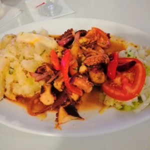 pulpo salteado con yuca al mojo