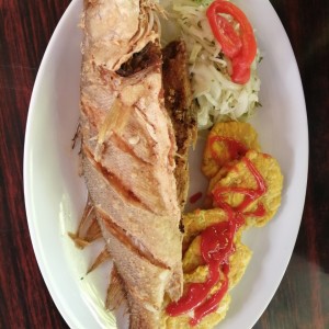 Pescado frito con patacones y ensalada