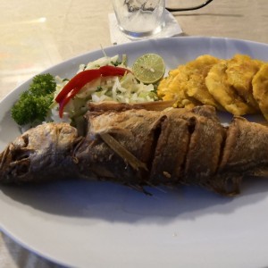 pescado frito con patacones 