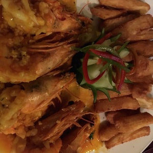 Langostinos al ajillo con yucas fritas