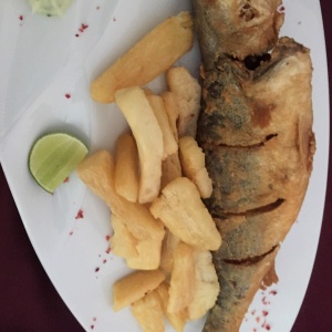 Corvina frita con yuca