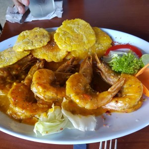 langostinos al ajillo con patacones y ensalada