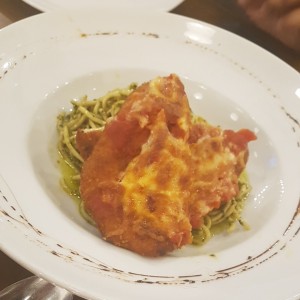 pesto de albaca con pollo apanado de mozarella