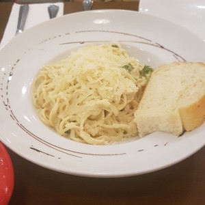 spaghetti in salsa alfredo con pollo