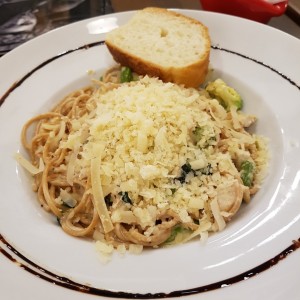 spagetti con salsa alfredo, vegetales y pollo