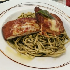 Pasta al pesto con pollo gratinado