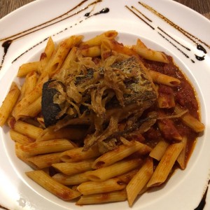 Salmon con pasta en salsa pomodoro