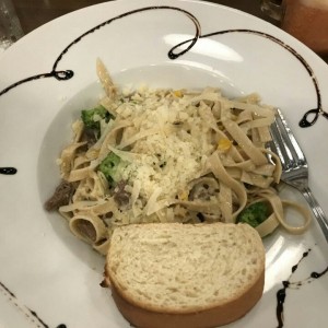 Arma tu pasta: lomo, brocolli, fetuchinis, mozarella y romero al oleo