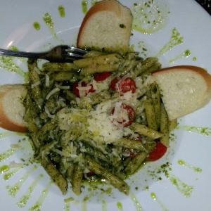 Penne al pesto con tomate cherry