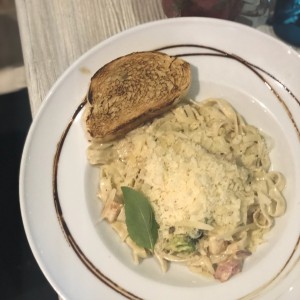 Fettucini Alfredo con Pollo