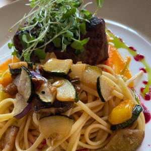 Filete con pasta al olio y verduras