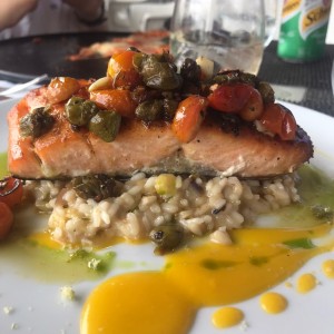 Risotto con salmon con salsa de maracuya 