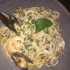 espaguetti fruti di mare salsa vino blanco