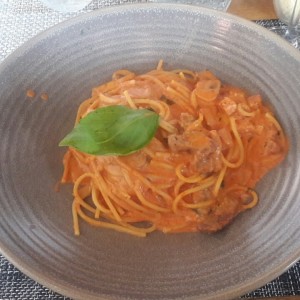 Spaguetti en salsa rose con filete, hongos y albacah fresca