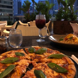 Pizza Margarita, Pasta con Camarones y Sangria