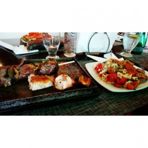 brochetas de pollo, carne y salad bar