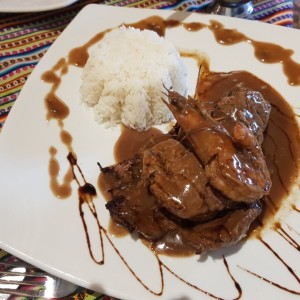 filete de carne con langostinos y arroz