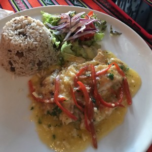 corvina vasca con arroz y ensalada