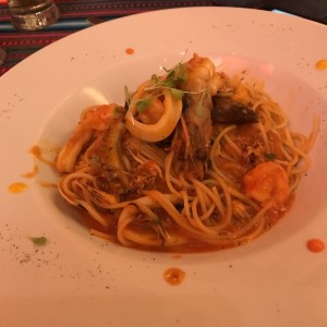 spaguetti en salsa pomodoro con mariscos