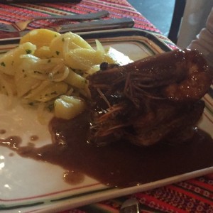 Filete relleno de langostinos con papas salteadas