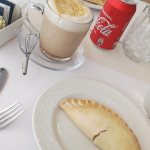 empanada de pollo y Latte Karamel