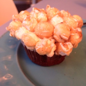 Cupcake de chocolate con palomitas caramelizadas