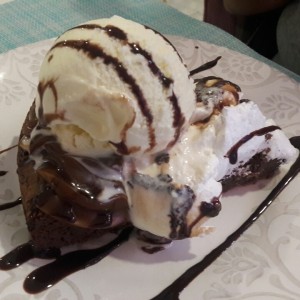 Brownie con dulce de leche y helado