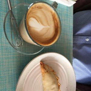 capuccino y empanada de pollo