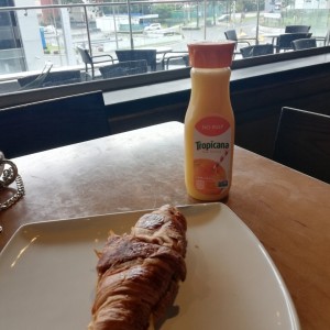 croissant doble queso y jugo de naranja