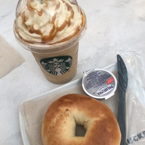 Caramel Frappucino y bagel con queso crema