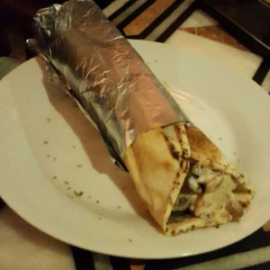 emparedado de shawarma mixto