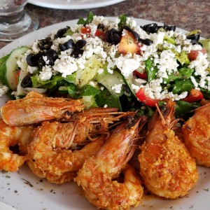 langostinos al ajillo con ensalada griega