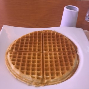 Waffle sencillo con sirope y mantequilla