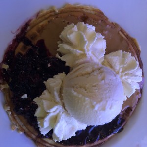 waffle de chocolate arequipe y frutos del bosque con helado de crema