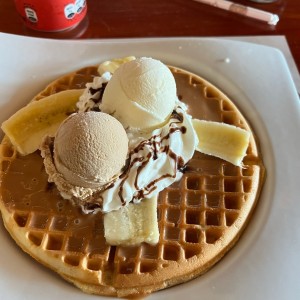 Waffle de arequipe con banana