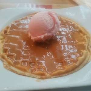 Waffle con helado de chicle y salsa de arequipe