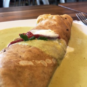 Crepes de Pollo en Salsa de Tomatillos Verdes