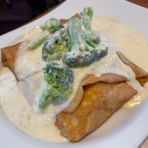 Crepe pollo, brocoli y queso