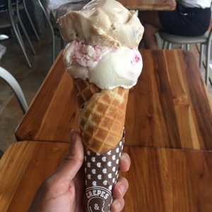 helado de almendra y yogurt de frutos del bosque