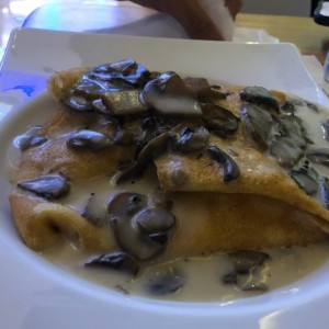 Crepe de pollo, hongos y queso