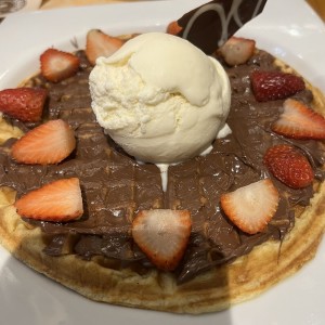 Waffle de Nutella con fresas y helado de vainilla