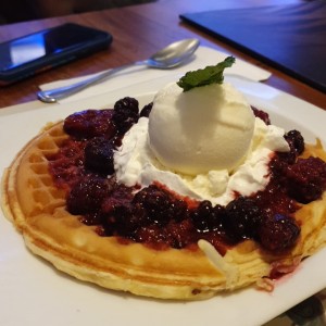 wafles de frutos rojos con  helado de vainilla