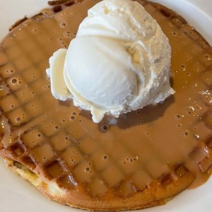 Waffle con arequipe y helado