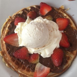 waffle con nutella fresas crema chantilli y helado de vainilla