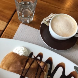 crepe de nutella y capuccino