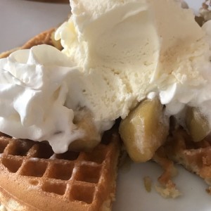 waffle de manzana y helado 